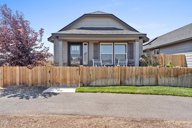 3230 NW 9th Street, Redmond, OR 97756