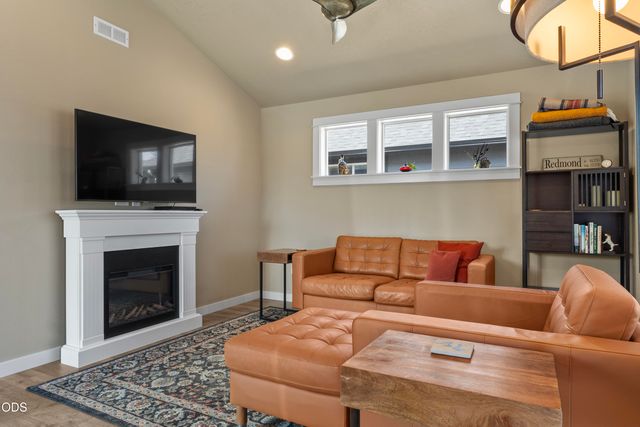 3230 NW 9th Street, Redmond, OR 97756