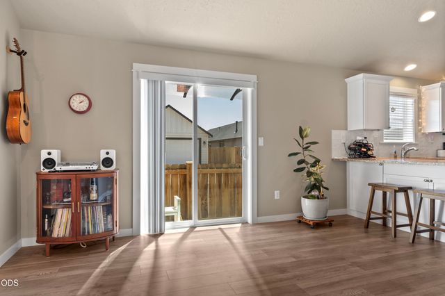 3230 NW 9th Street, Redmond, OR 97756