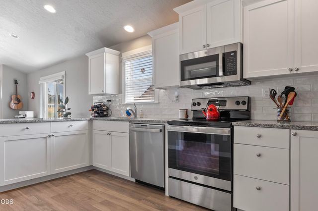 3230 NW 9th Street, Redmond, OR 97756