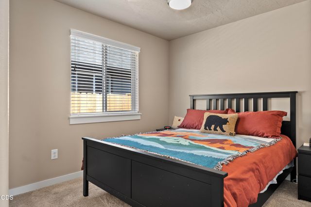 3230 NW 9th Street, Redmond, OR 97756