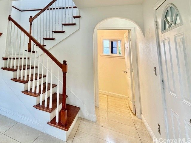 2705 Kaaha Street, Honolulu, HI 96826