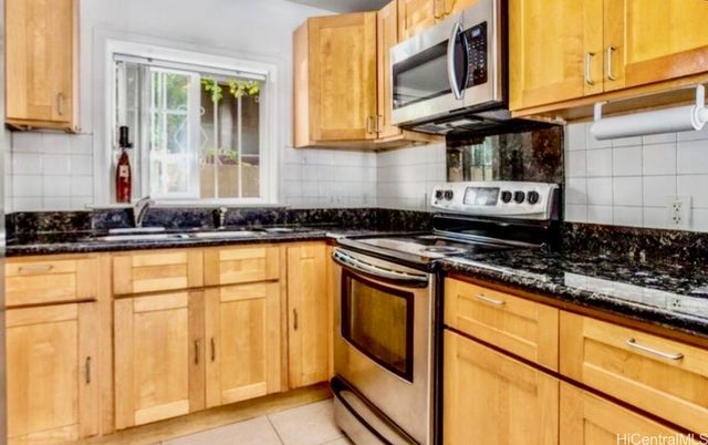 2705 Kaaha Street, Honolulu, HI 96826