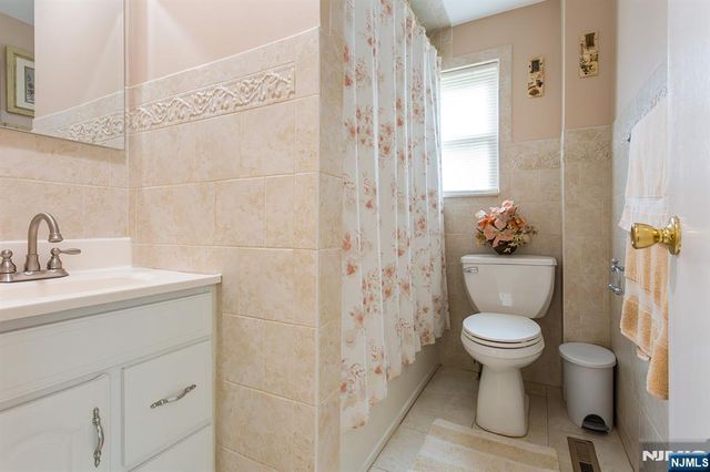 39 Chamberlain Avenue, Elmwood Park, NJ 07407