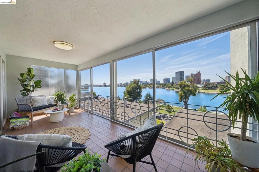 Image 1 of property listing at 2324 Lakeshore Ave 6, Oakland, CA 94606