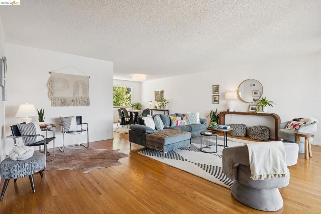 Image 10 of property listing at 2324 Lakeshore Ave 6, Oakland, CA 94606
