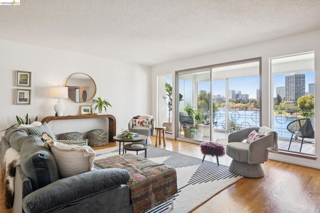Image 11 of property listing at 2324 Lakeshore Ave 6, Oakland, CA 94606