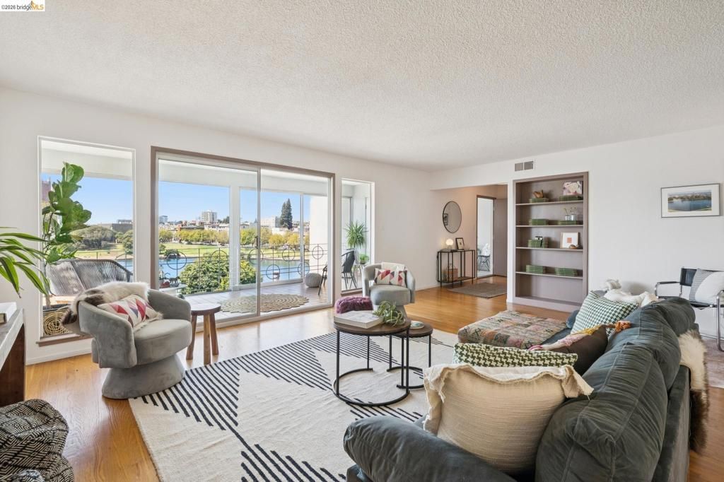 Image 12 of property listing at 2324 Lakeshore Ave 6, Oakland, CA 94606