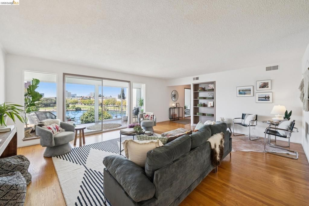 Image 13 of property listing at 2324 Lakeshore Ave 6, Oakland, CA 94606