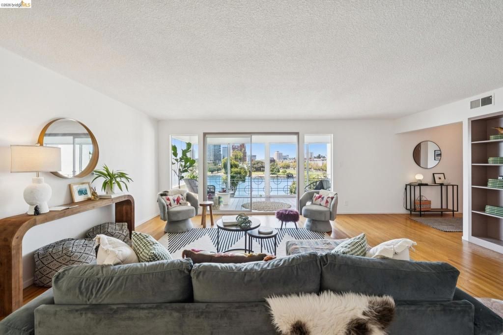 Image 14 of property listing at 2324 Lakeshore Ave 6, Oakland, CA 94606