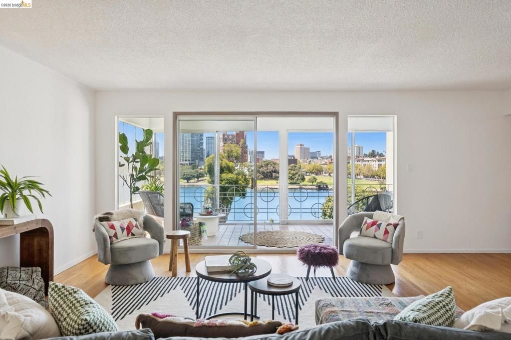 Image 15 of property listing at 2324 Lakeshore Ave 6, Oakland, CA 94606