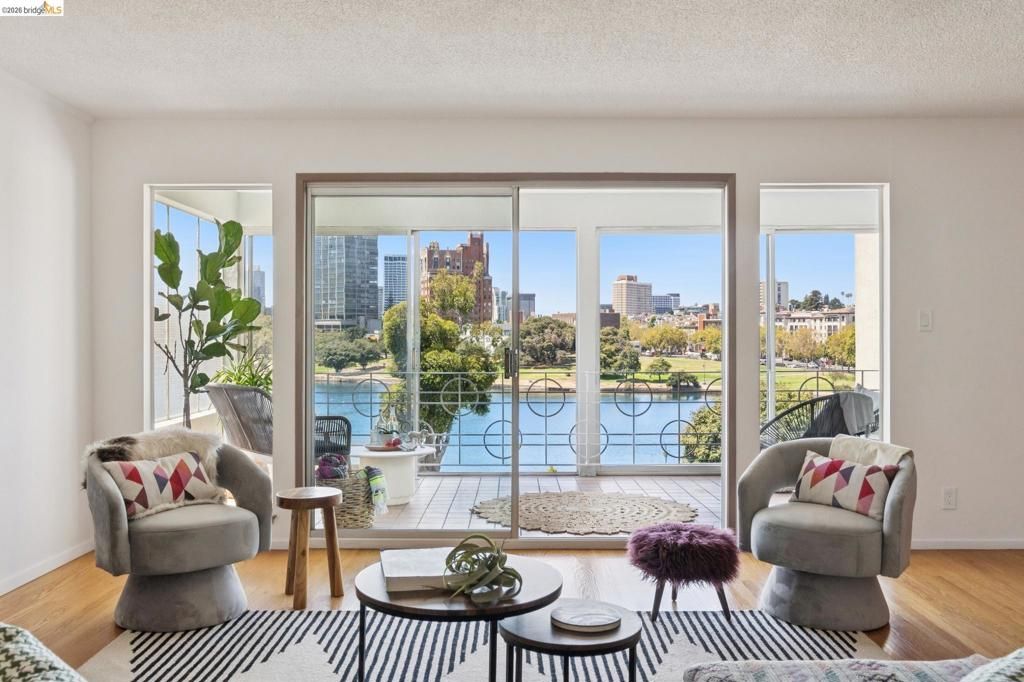 Image 16 of property listing at 2324 Lakeshore Ave 6, Oakland, CA 94606