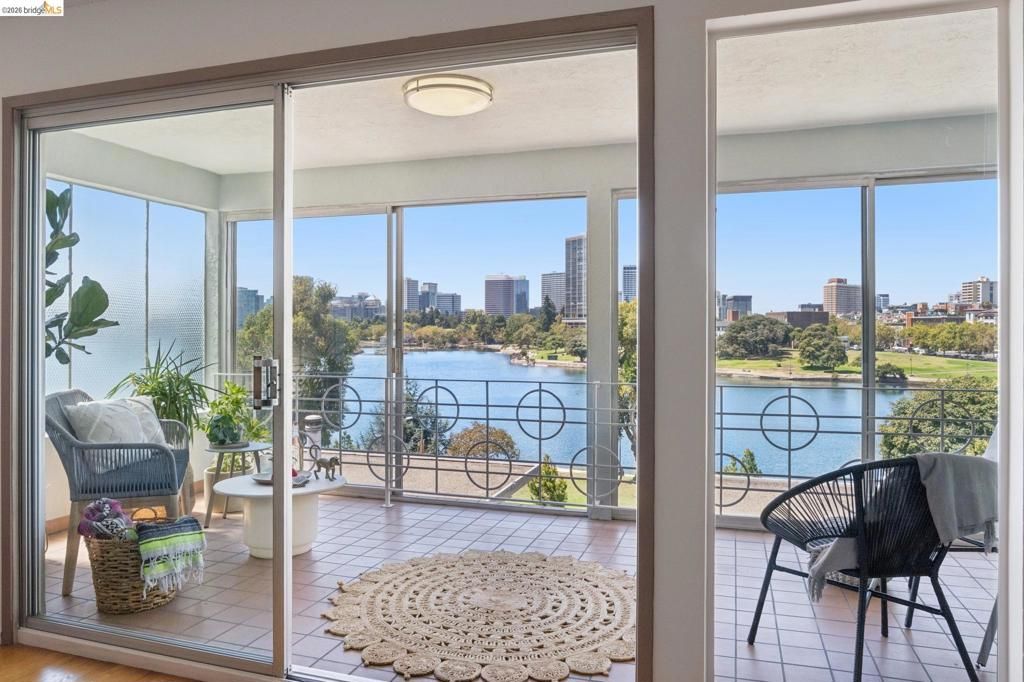 Image 18 of property listing at 2324 Lakeshore Ave 6, Oakland, CA 94606