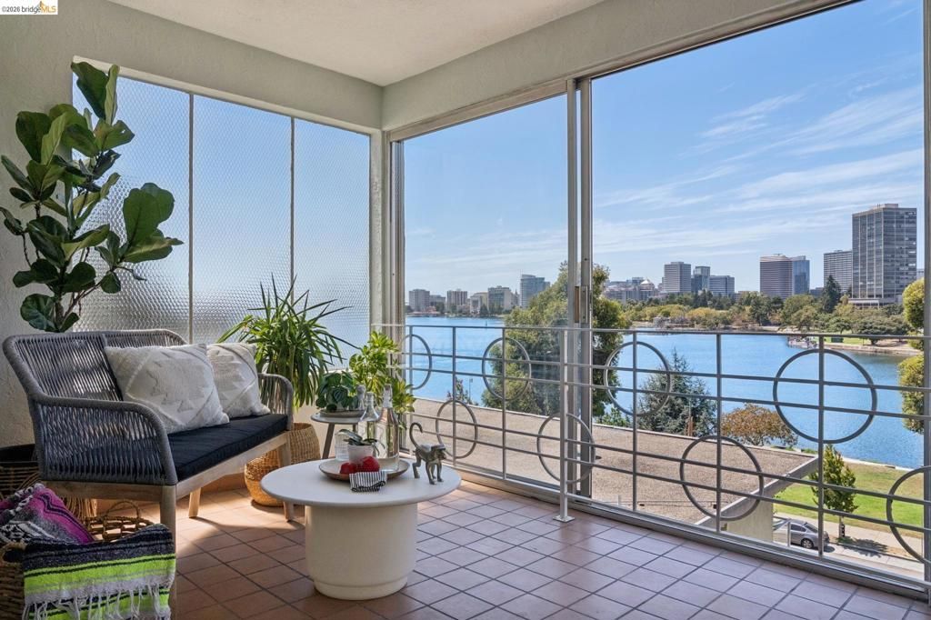 Image 19 of property listing at 2324 Lakeshore Ave 6, Oakland, CA 94606