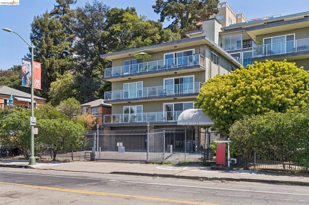 Image 2 of property listing at 2324 Lakeshore Ave 6, Oakland, CA 94606