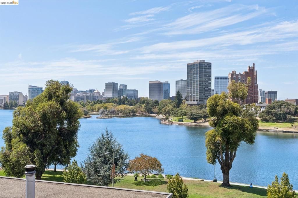 Image 20 of property listing at 2324 Lakeshore Ave 6, Oakland, CA 94606