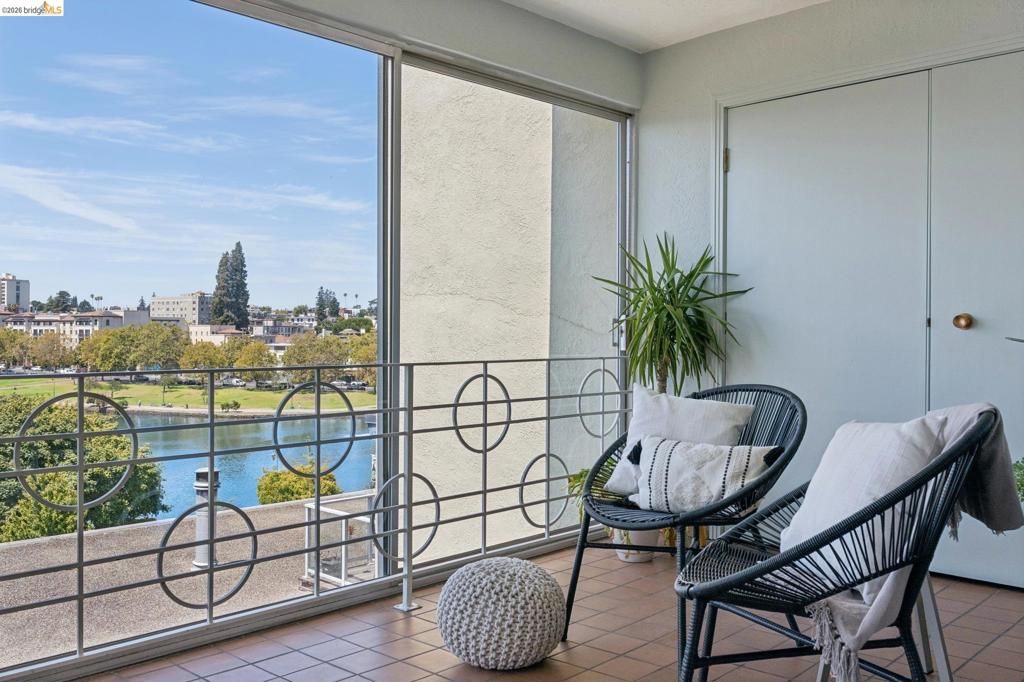 Image 21 of property listing at 2324 Lakeshore Ave 6, Oakland, CA 94606