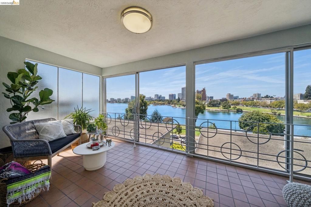 Image 22 of property listing at 2324 Lakeshore Ave 6, Oakland, CA 94606