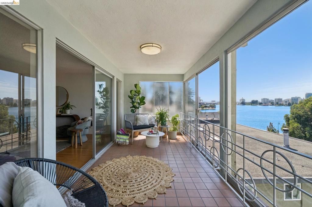 Image 23 of property listing at 2324 Lakeshore Ave 6, Oakland, CA 94606