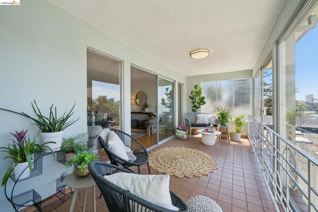Image 24 of property listing at 2324 Lakeshore Ave 6, Oakland, CA 94606