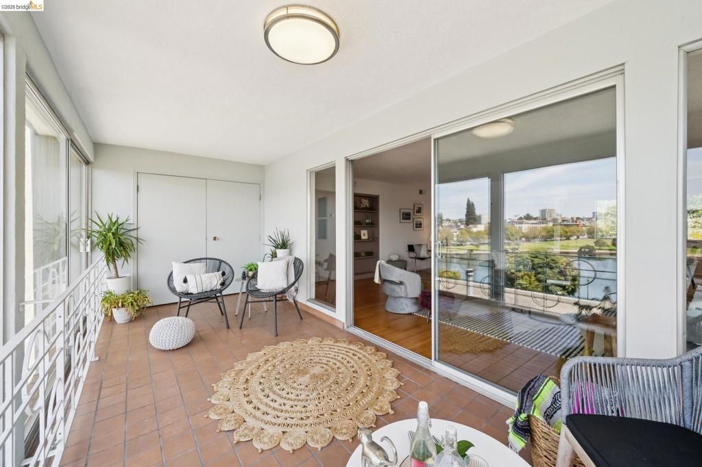 Image 25 of property listing at 2324 Lakeshore Ave 6, Oakland, CA 94606