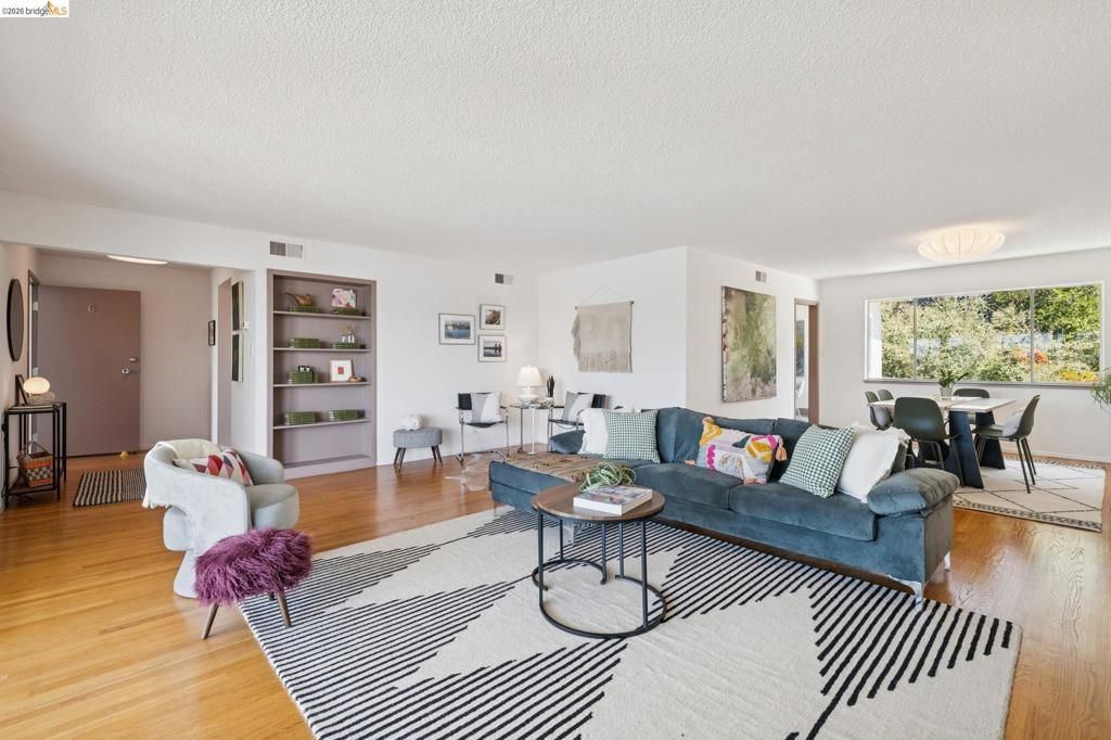 Image 26 of property listing at 2324 Lakeshore Ave 6, Oakland, CA 94606