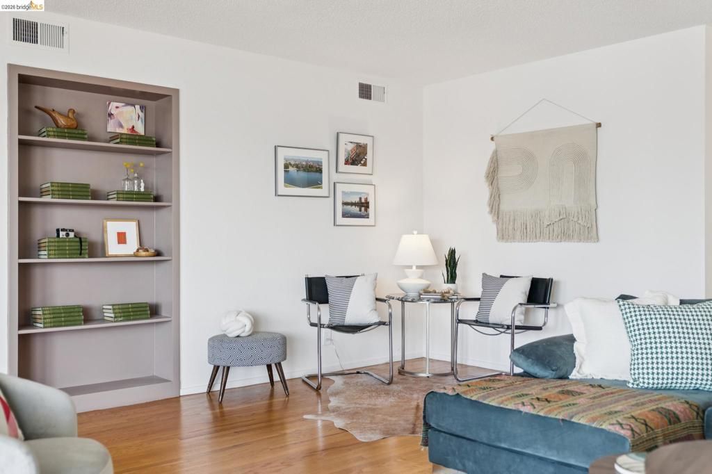 Image 27 of property listing at 2324 Lakeshore Ave 6, Oakland, CA 94606