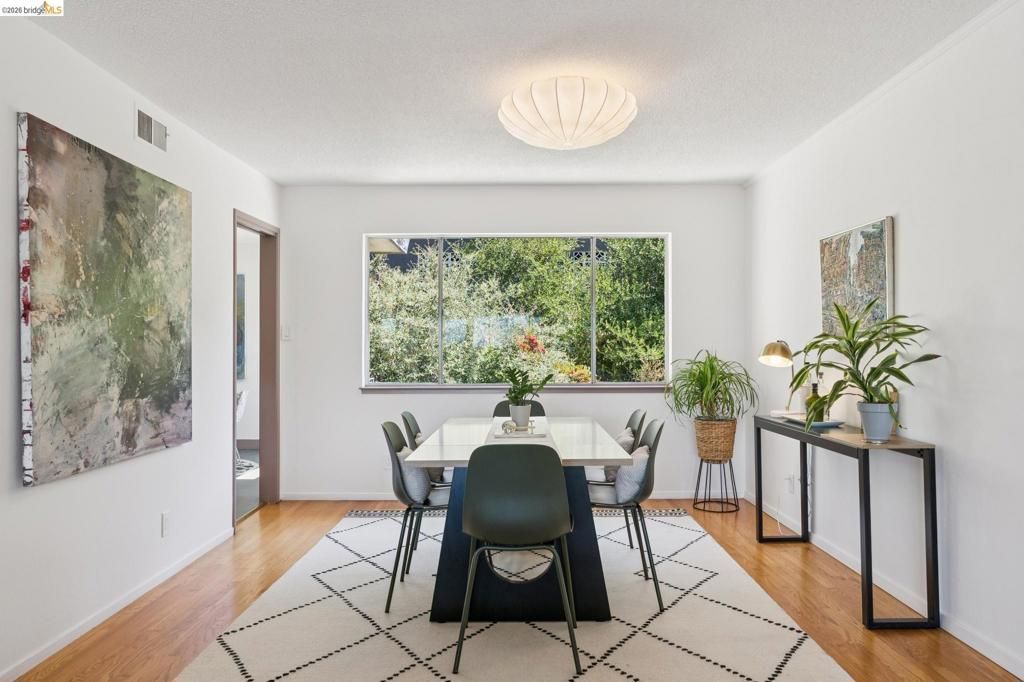 Image 28 of property listing at 2324 Lakeshore Ave 6, Oakland, CA 94606