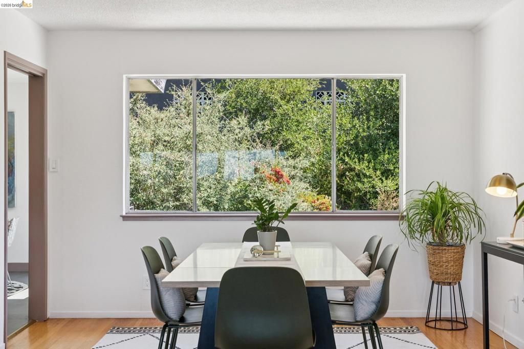 Image 29 of property listing at 2324 Lakeshore Ave 6, Oakland, CA 94606