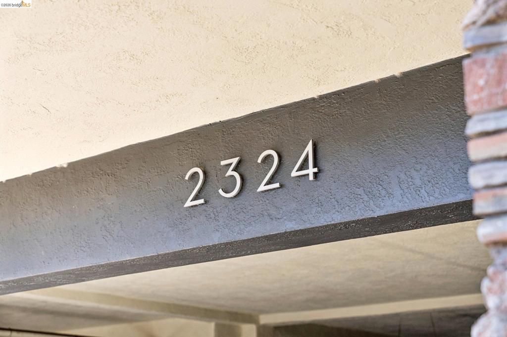 Image 3 of property listing at 2324 Lakeshore Ave 6, Oakland, CA 94606