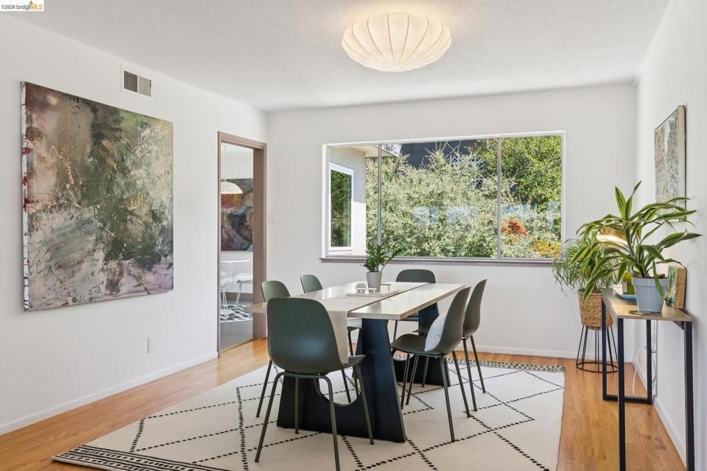 Image 30 of property listing at 2324 Lakeshore Ave 6, Oakland, CA 94606