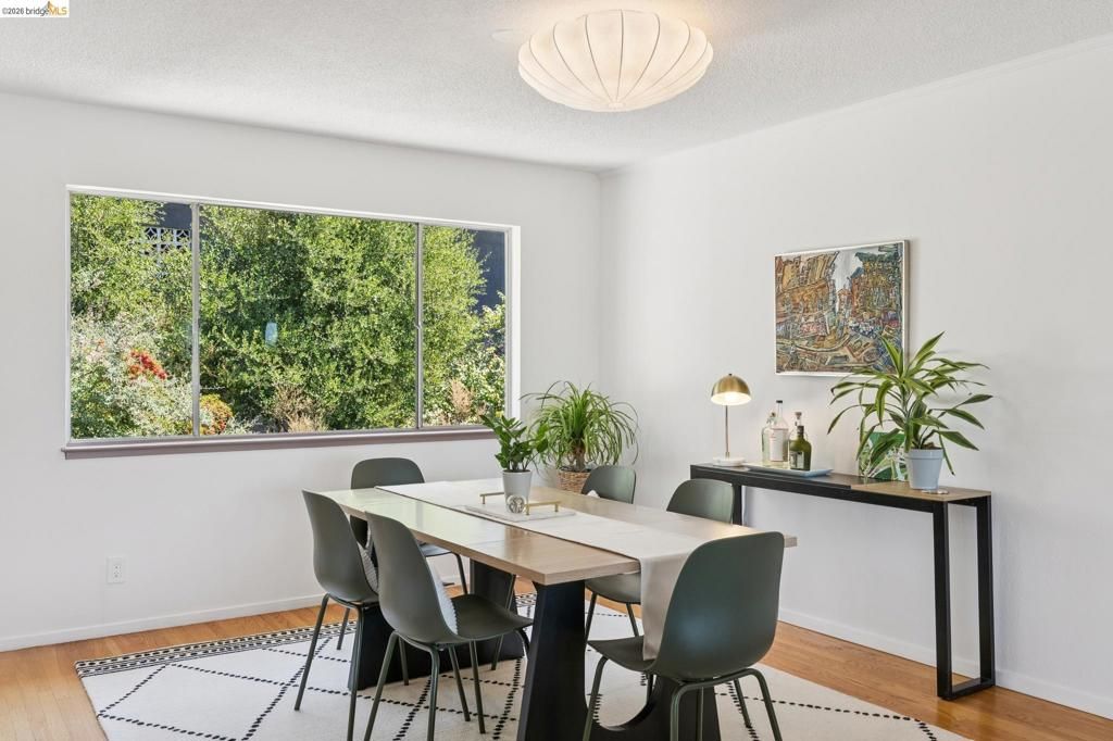 Image 31 of property listing at 2324 Lakeshore Ave 6, Oakland, CA 94606