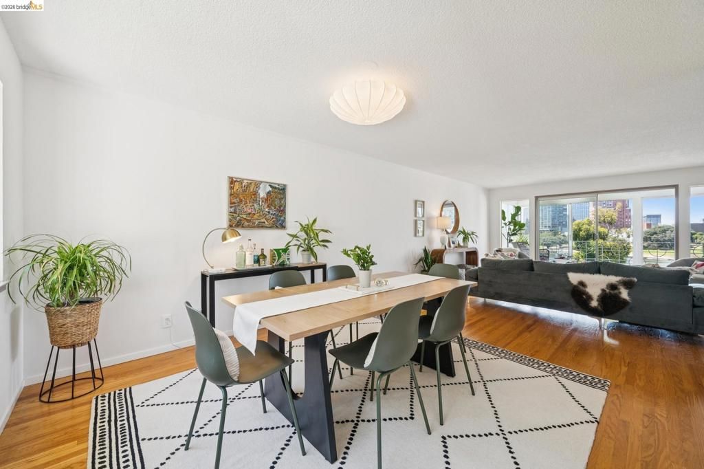 Image 32 of property listing at 2324 Lakeshore Ave 6, Oakland, CA 94606
