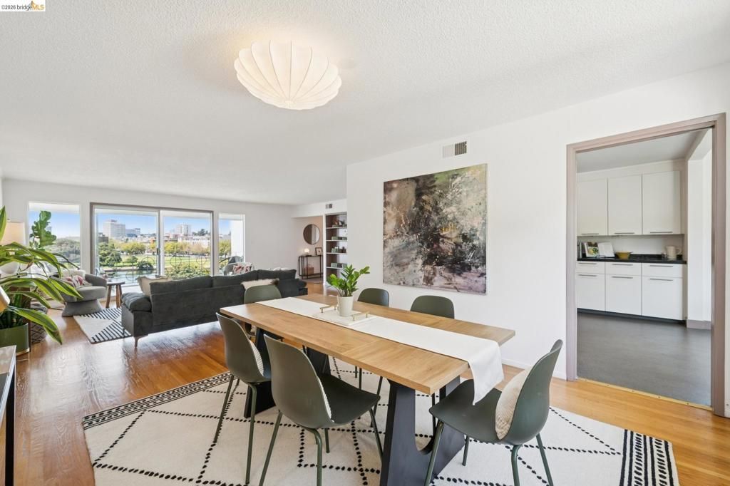 Image 33 of property listing at 2324 Lakeshore Ave 6, Oakland, CA 94606