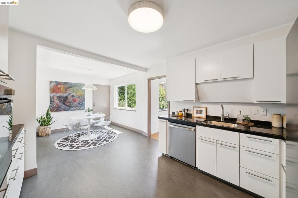 Image 34 of property listing at 2324 Lakeshore Ave 6, Oakland, CA 94606