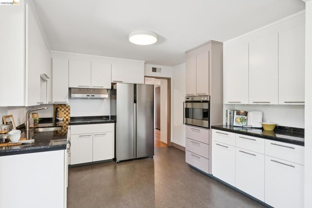 Image 35 of property listing at 2324 Lakeshore Ave 6, Oakland, CA 94606