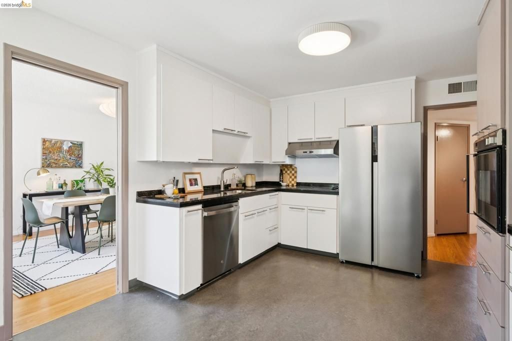 Image 36 of property listing at 2324 Lakeshore Ave 6, Oakland, CA 94606