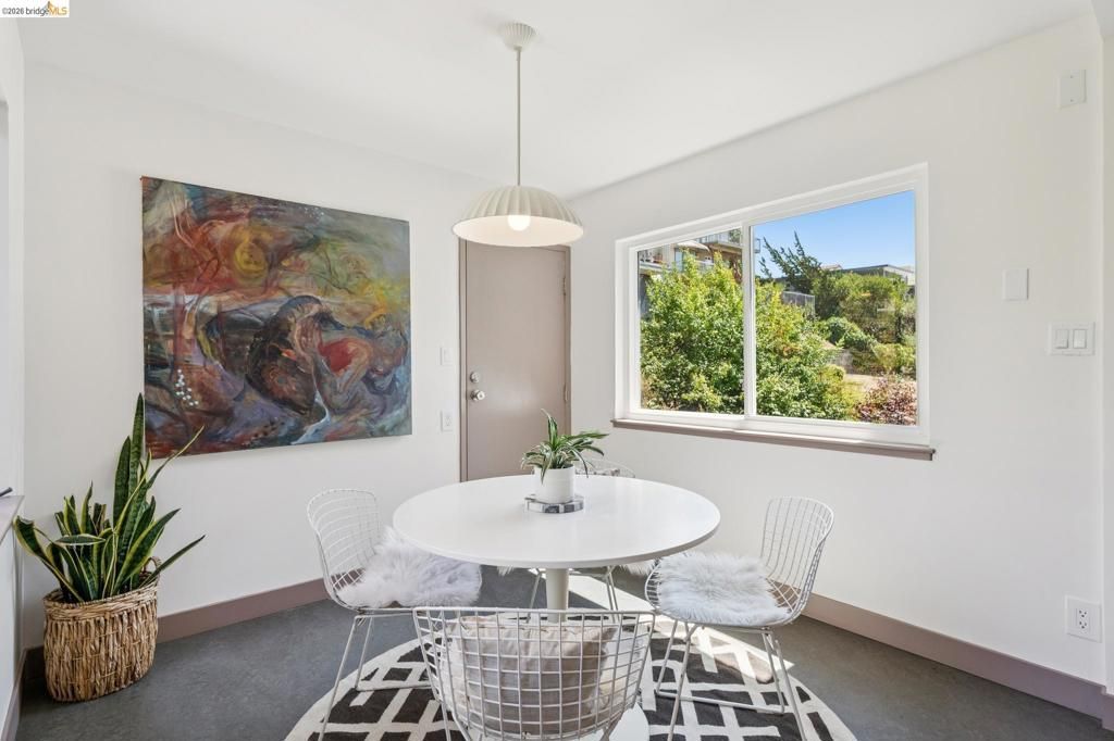 Image 38 of property listing at 2324 Lakeshore Ave 6, Oakland, CA 94606