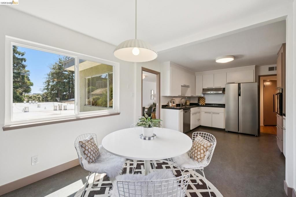 Image 39 of property listing at 2324 Lakeshore Ave 6, Oakland, CA 94606