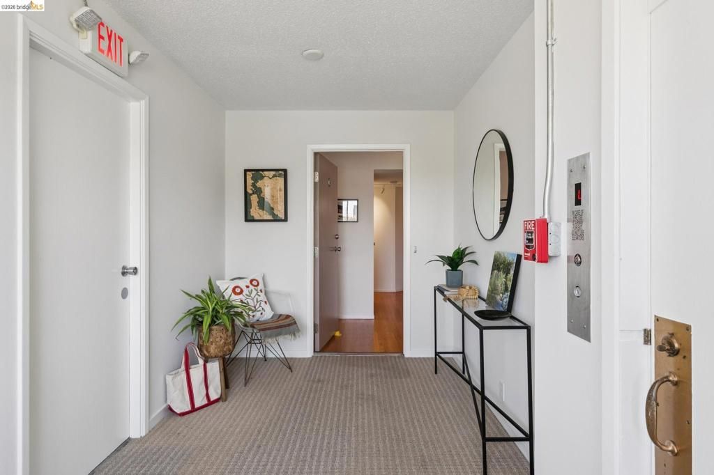 Image 4 of property listing at 2324 Lakeshore Ave 6, Oakland, CA 94606