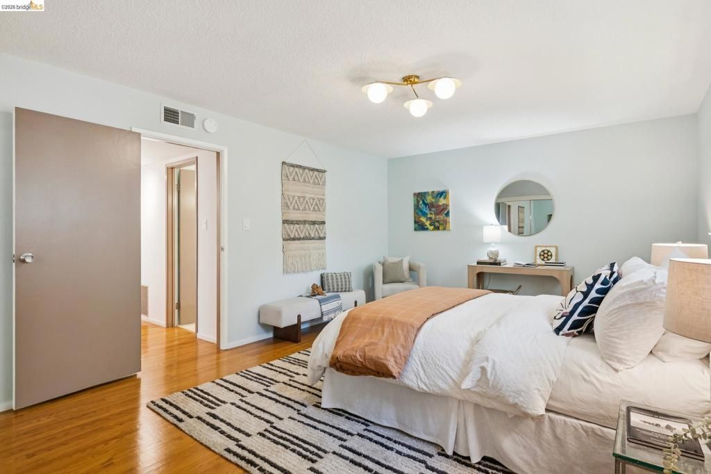 Image 42 of property listing at 2324 Lakeshore Ave 6, Oakland, CA 94606