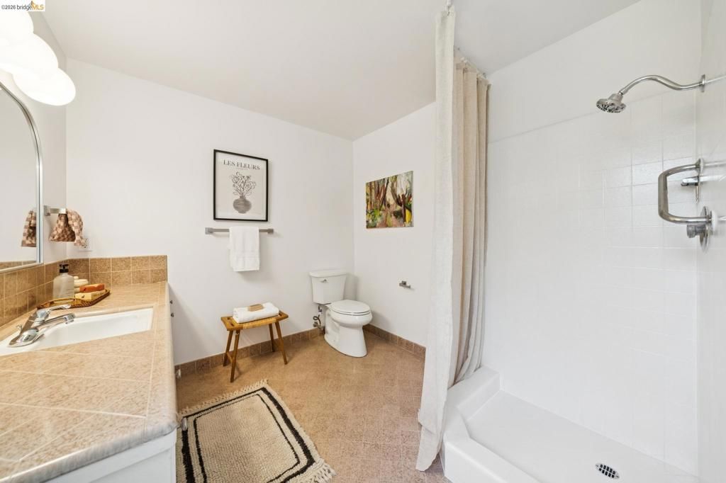 Image 43 of property listing at 2324 Lakeshore Ave 6, Oakland, CA 94606