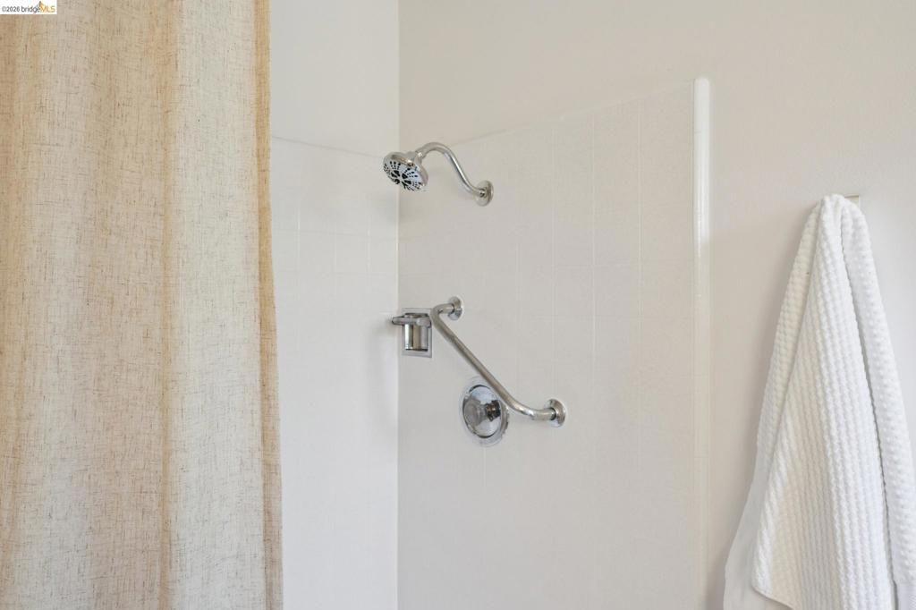 Image 45 of property listing at 2324 Lakeshore Ave 6, Oakland, CA 94606