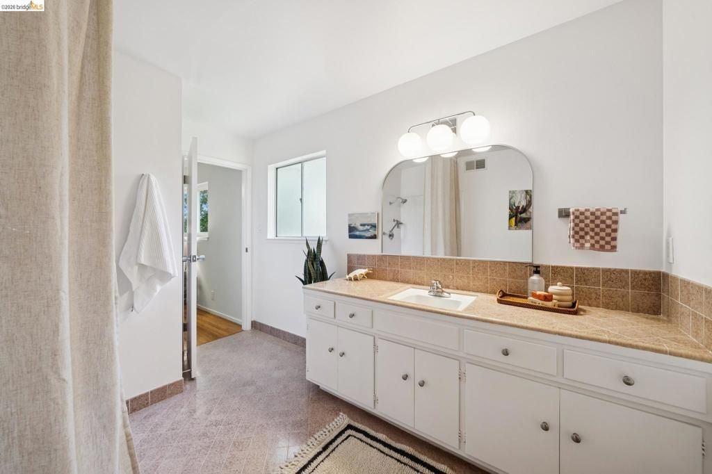 Image 46 of property listing at 2324 Lakeshore Ave 6, Oakland, CA 94606