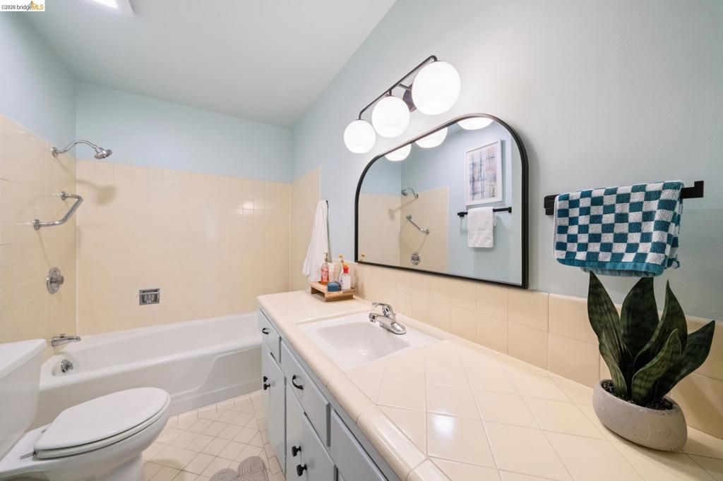 Image 50 of property listing at 2324 Lakeshore Ave 6, Oakland, CA 94606