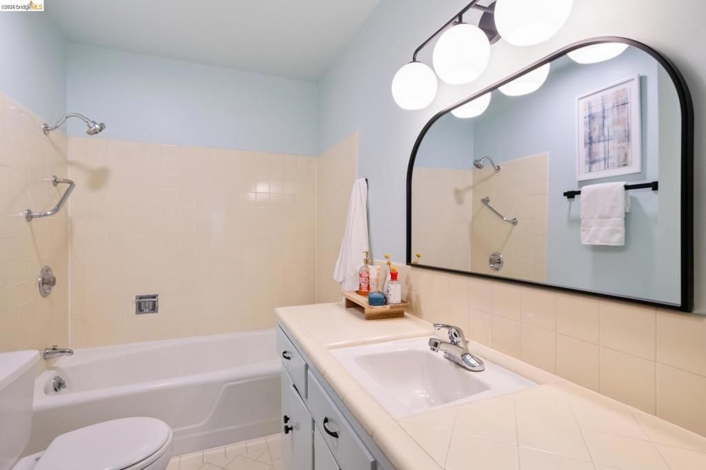 Image 51 of property listing at 2324 Lakeshore Ave 6, Oakland, CA 94606