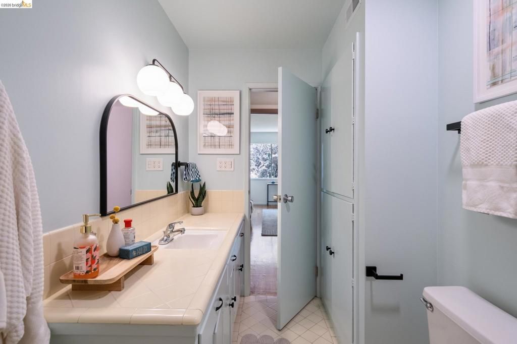 Image 52 of property listing at 2324 Lakeshore Ave 6, Oakland, CA 94606