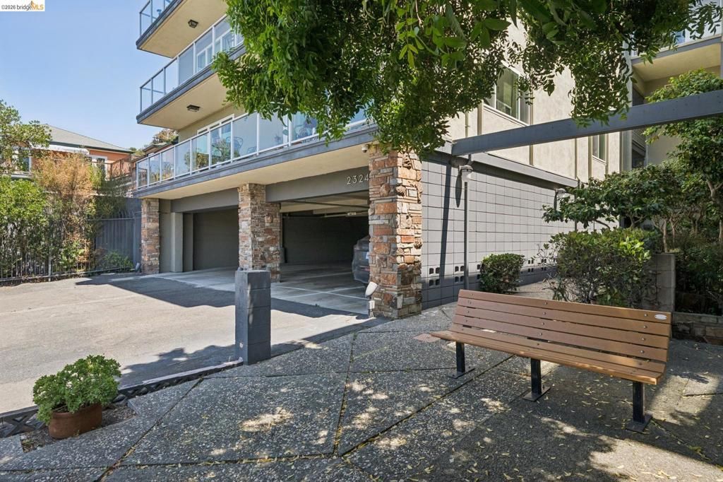 Image 57 of property listing at 2324 Lakeshore Ave 6, Oakland, CA 94606