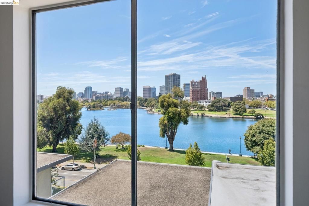 Image 6 of property listing at 2324 Lakeshore Ave 6, Oakland, CA 94606