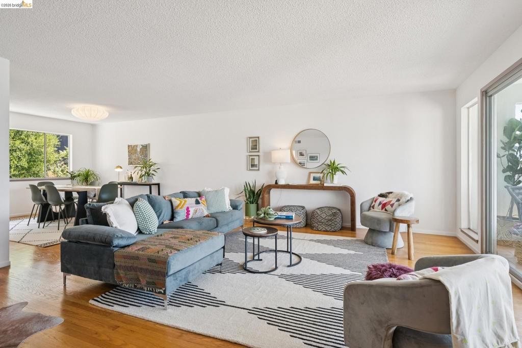 Image 7 of property listing at 2324 Lakeshore Ave 6, Oakland, CA 94606